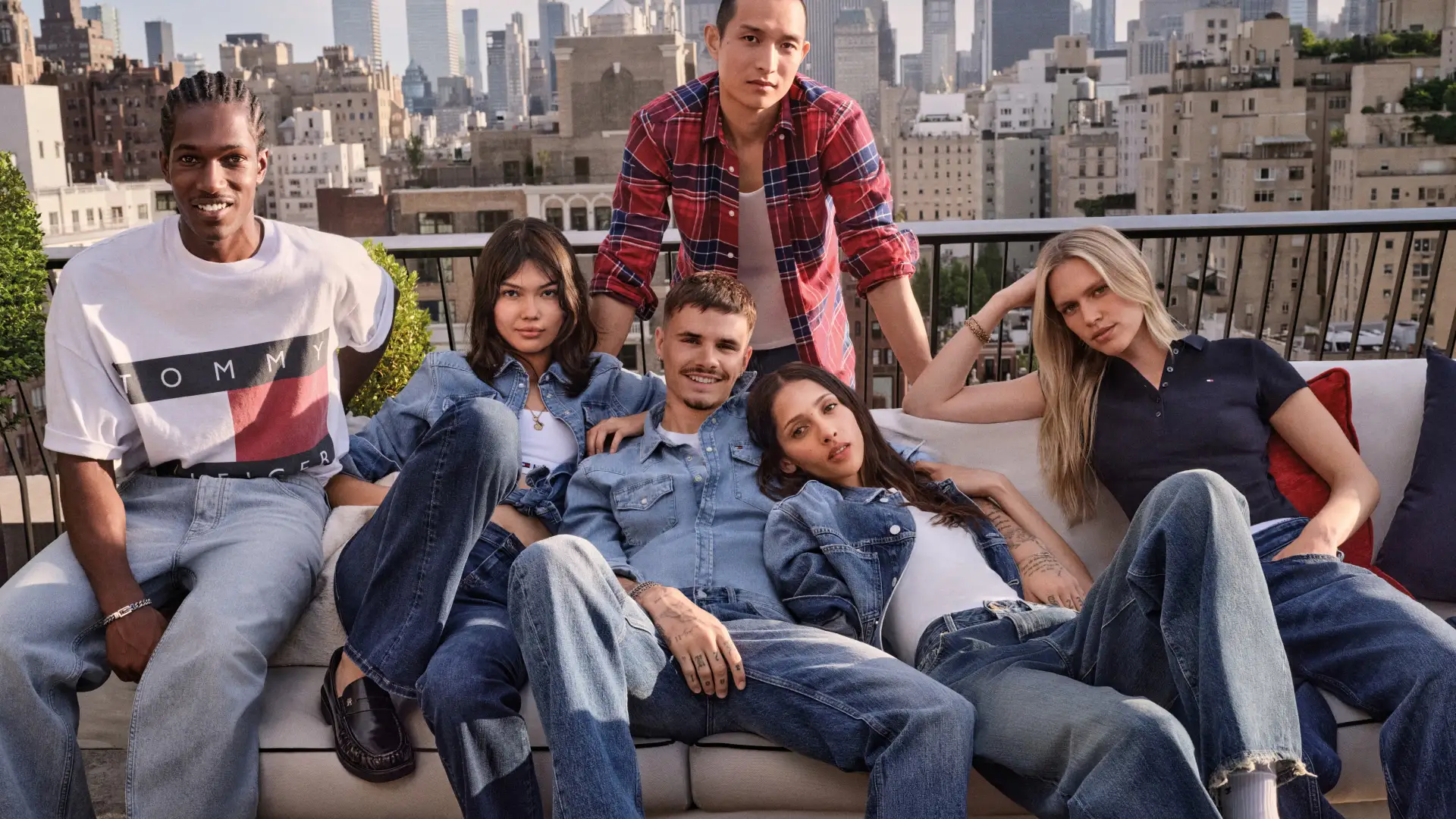 TOMMY JEANS
